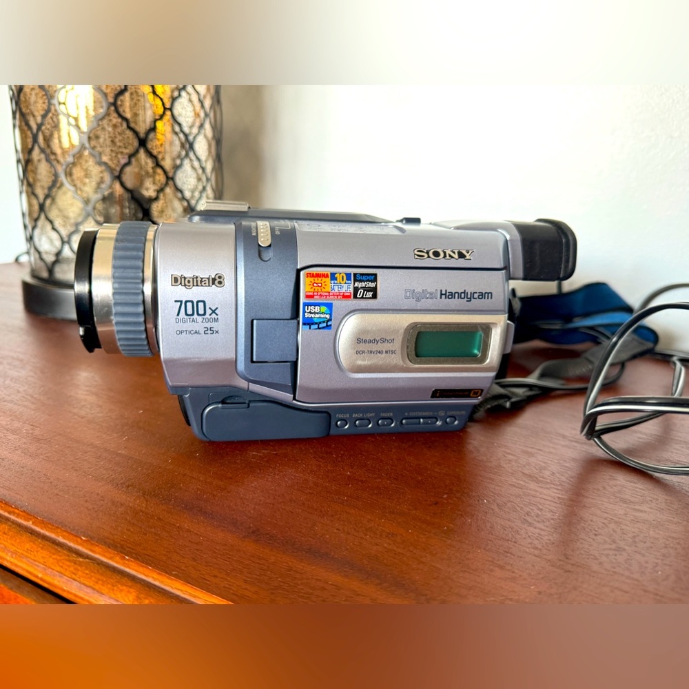 Sony Handycam DCR-TRV530 Digital 8 Camcorder 700x